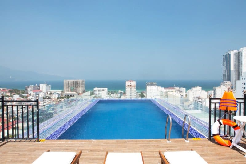 15 khách sạn có bể bơi ngoài trời đẹp nhất Đà Nẵng