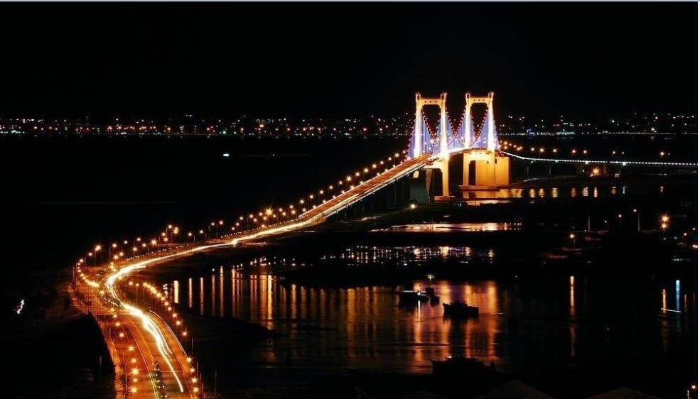 Cầu Thuận Phước nhìn từ xa