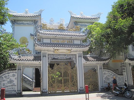 Cổng chùa Bát Nhã