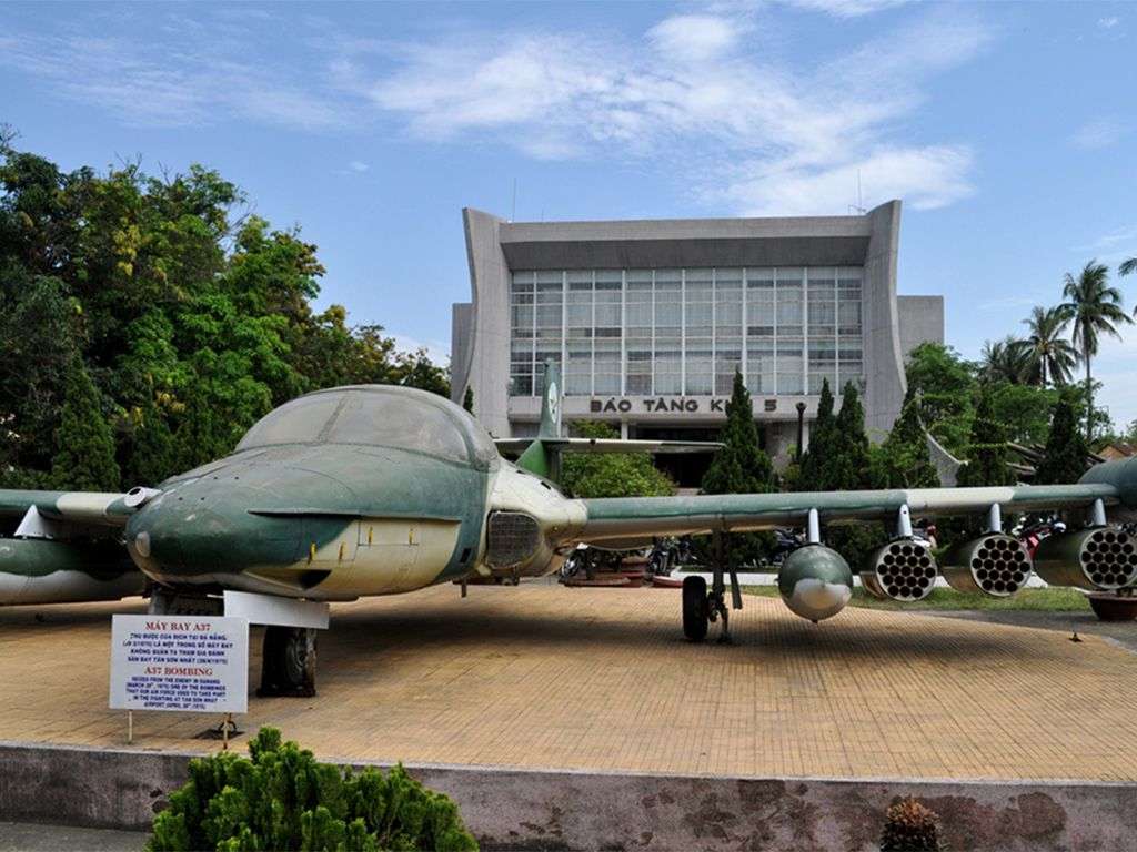 Máy bay tại Bảo tàng quân khu 5