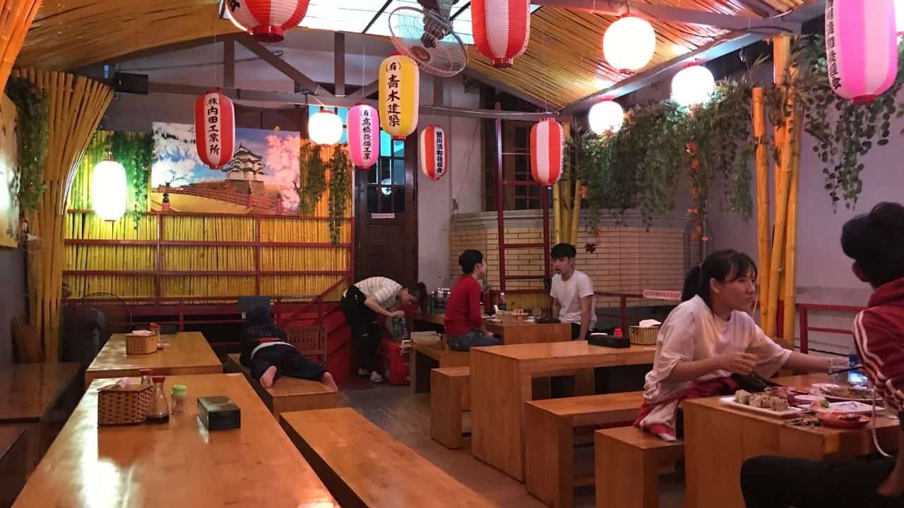 Không gian bên trong quán Edo Sushi