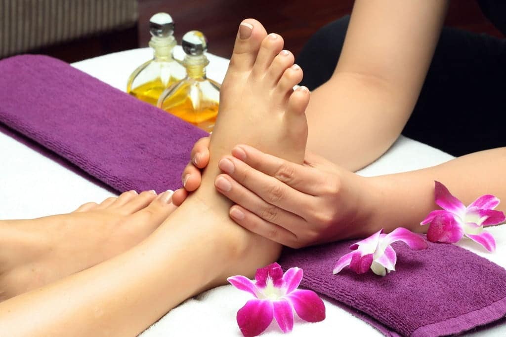 Massage chân bấm huyệt